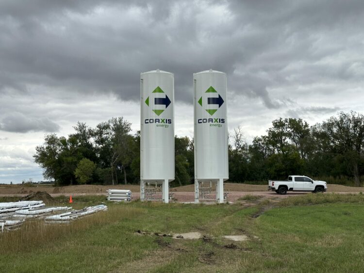 Installation of coaxis LNG vertical storage tanks